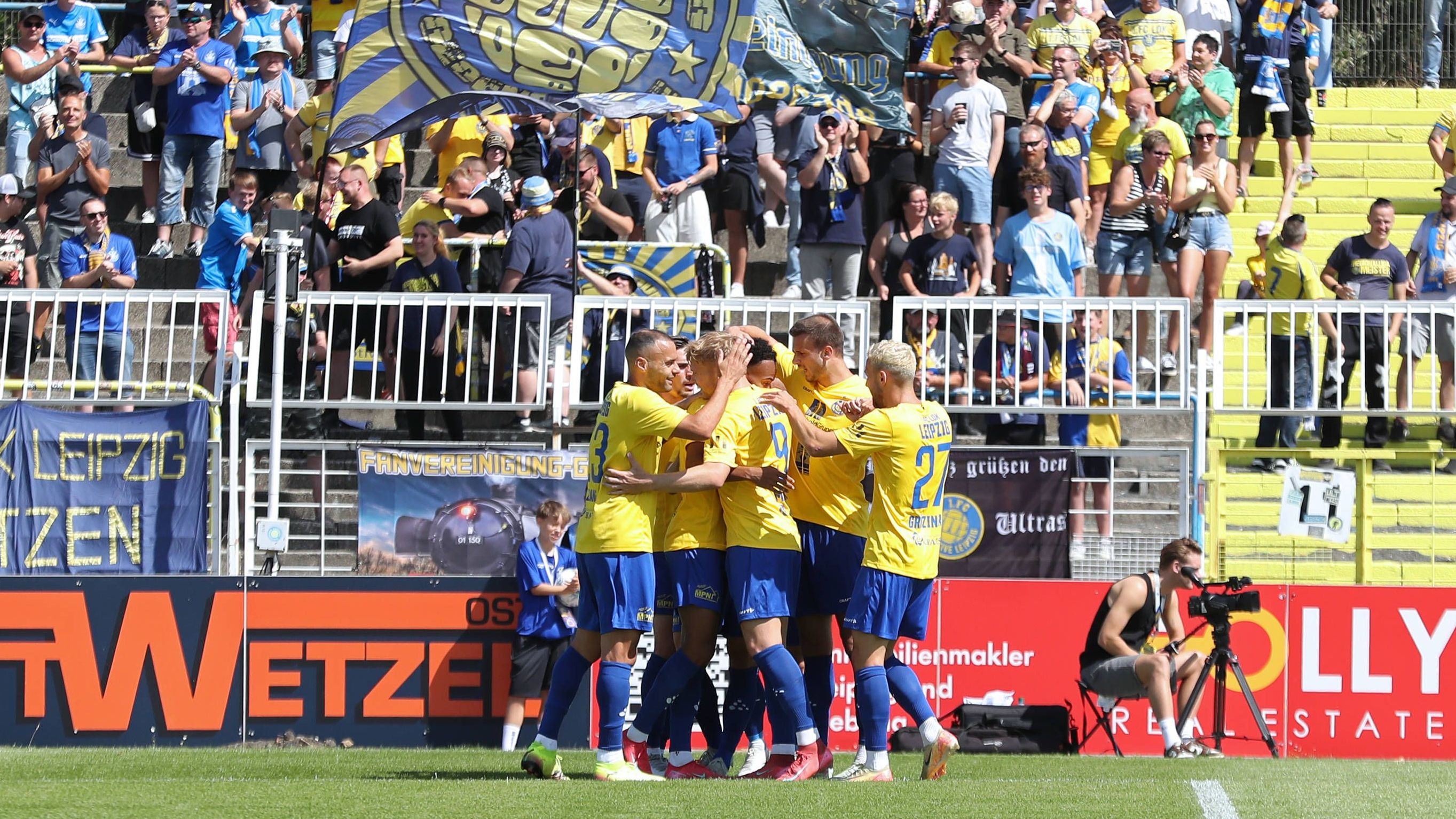 <strong>1. FC Lok Leipzig - FC Schalke 04</strong><br>Es ist die wohl größte legale Ungerechtigkeit im deutschen Fußball: Einer der fünf Meister der Regionalligen darf nicht aufsteigen. In der letzten Saison traf das Lok Leipzig. Aber die Sachsen kamen trotz des Schocks gut in die Saison und holten mit minimalistischen drei Treffern sieben Punkte. Leipzig im heimischen Stadion zu knacken, ist nicht einfach.