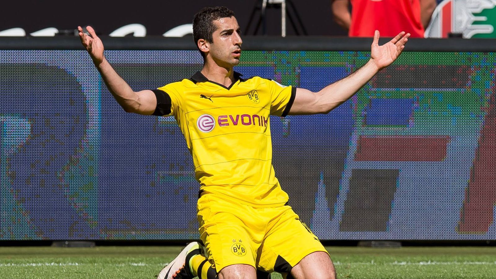 
                <strong>Platz 6: Henrikh Mkhitaryan (kam von Schachtjor Donezk)</strong><br>
                &#x2022; Saison: 2013/2014<br>&#x2022; Ablösesumme: 27,5 Millionen Euro<br>&#x2022; Spiele/Tore/Assists für den BVB: 140/41/49<br>&#x2022; Aktueller Verein: AS Rom<br>
              
