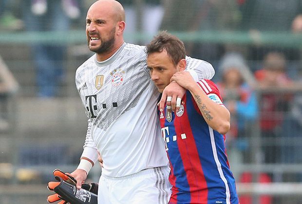 
                <strong>FC Bayern beim Paulaner-Cup</strong><br>
                Da hilft auch die Unterstützung der Kollegen nichts. Die spanische Nummer zwei muss den Platz verlassen.
              