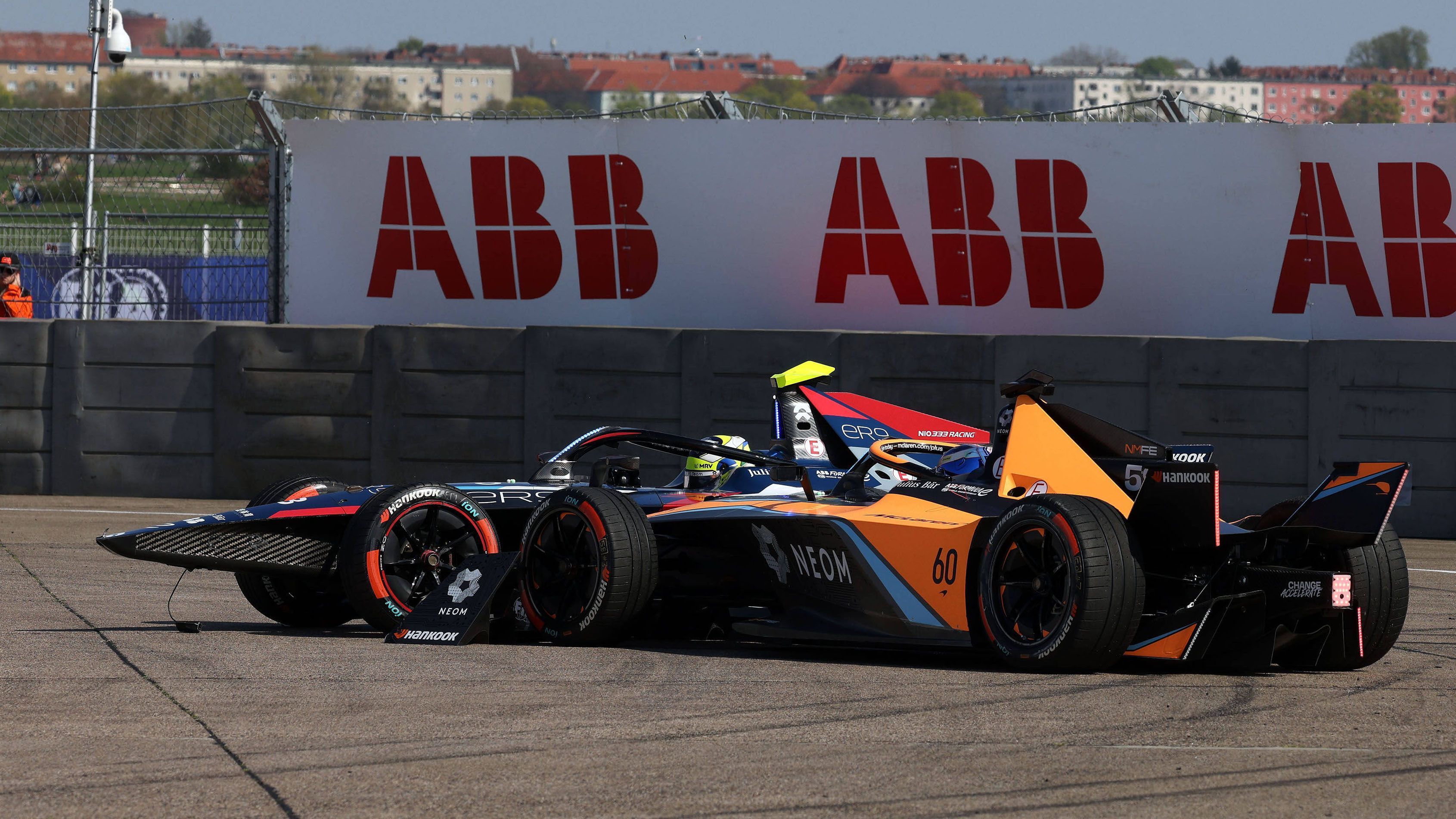 
                <strong>Rene Rast (McLaren)</strong><br>
                Nach zuletzt soliden Ergebnissen erlebte Rene Rast ein enttäuschendes Wochenende auf dem Tempelhofer Feld. Im 1. Qualifying kam der dreimalige DTM-Champion nicht über Rang 14 hinaus, im Rennen krachte Rast (im papaya-farbenen McLaren) dann in das Heck von Sergio Sette Camara, fiel ans Ende des Feldes zurück und kassierte zu allem Überfluss auch noch eine Fünf-Sekunden-Zeitstrafe. Mit einer Runde Rückstand überquerte der McLaren-Fahrer die Ziellinie auf dem 17. Platz.
              