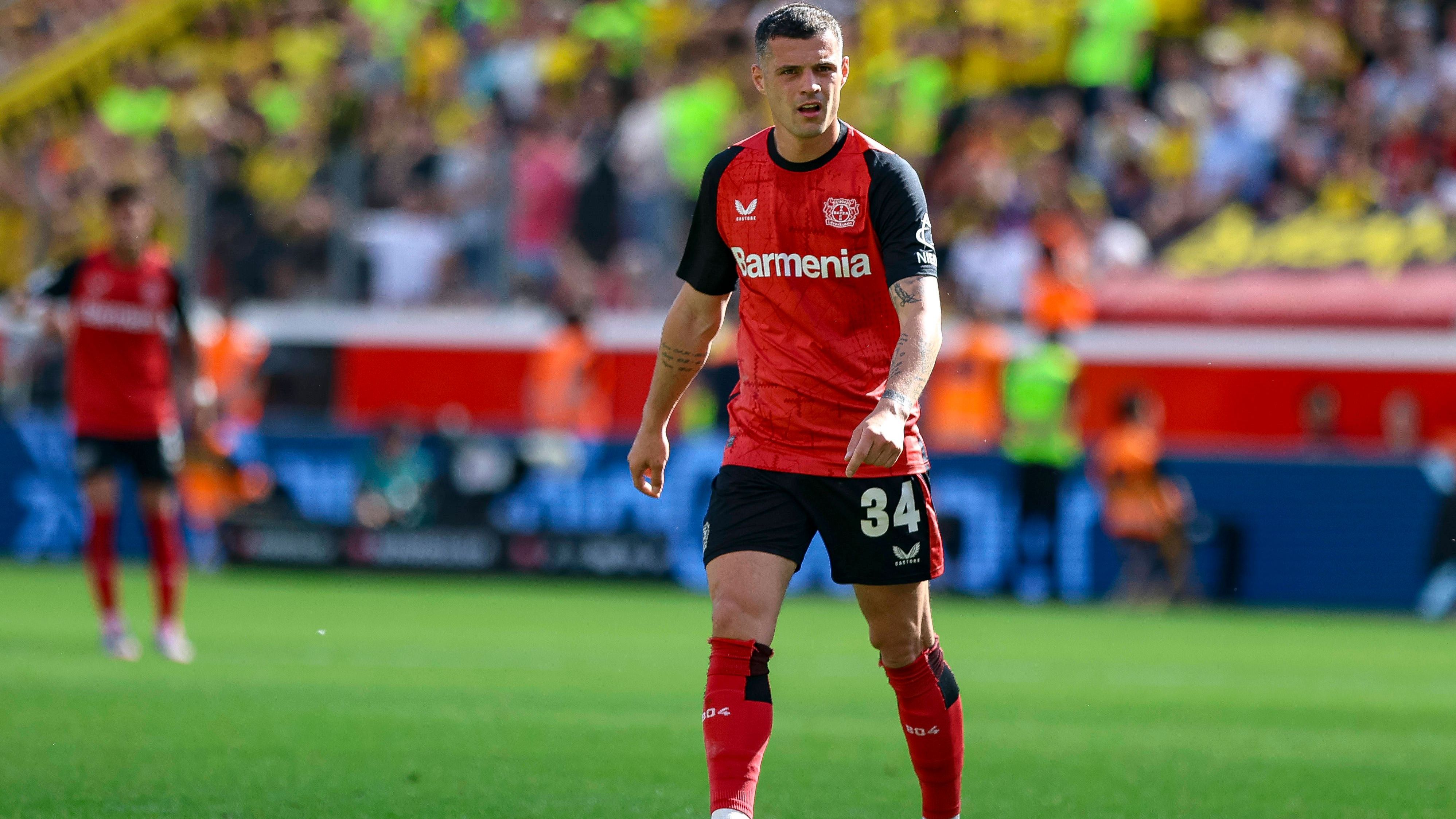 <strong>Granit Xhaka (Bayer Leverkusen)</strong> <br><em>Die AC Mailand bemüht sich wohl um Granit Xhaka. Laut "sky" sollen erste Gespräche zwischen dem Verein und dem Management des Mittelfeldspielers bereits stattgefunden haben. In den kommenden Tagen soll auch ein Treffen folgen. Demnach kann sich der Schweizer einen Wechsel in die Modestadt durchaus vorstellen - noch sind die Verhandlungen jedoch in einem frühen Stadium.</em>