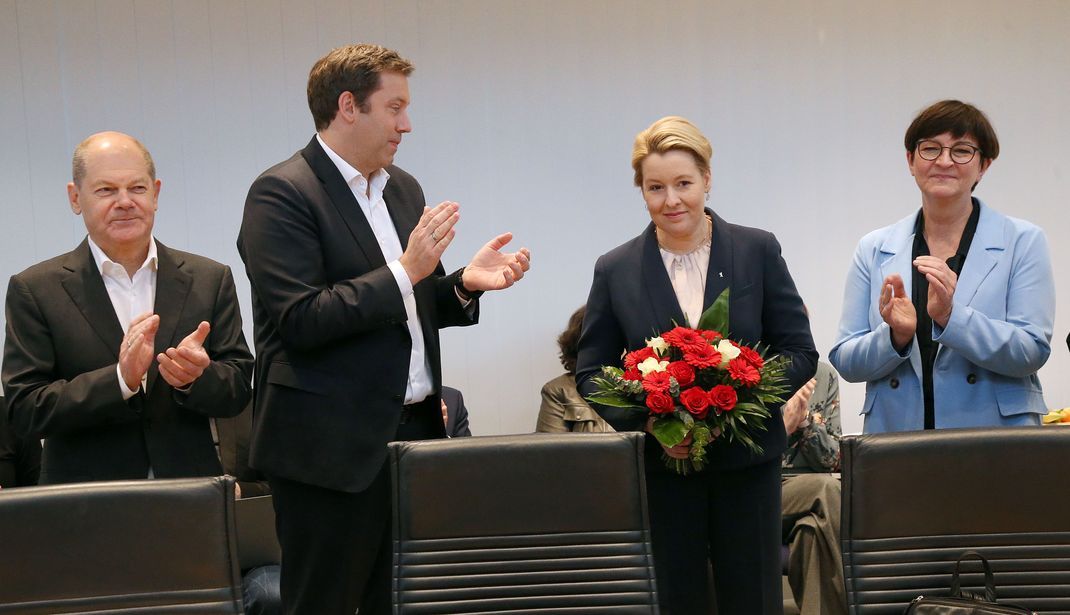 Für Giffey (Zweite von rechts) wird es nach der Wahlniederlage in Berlin eng.