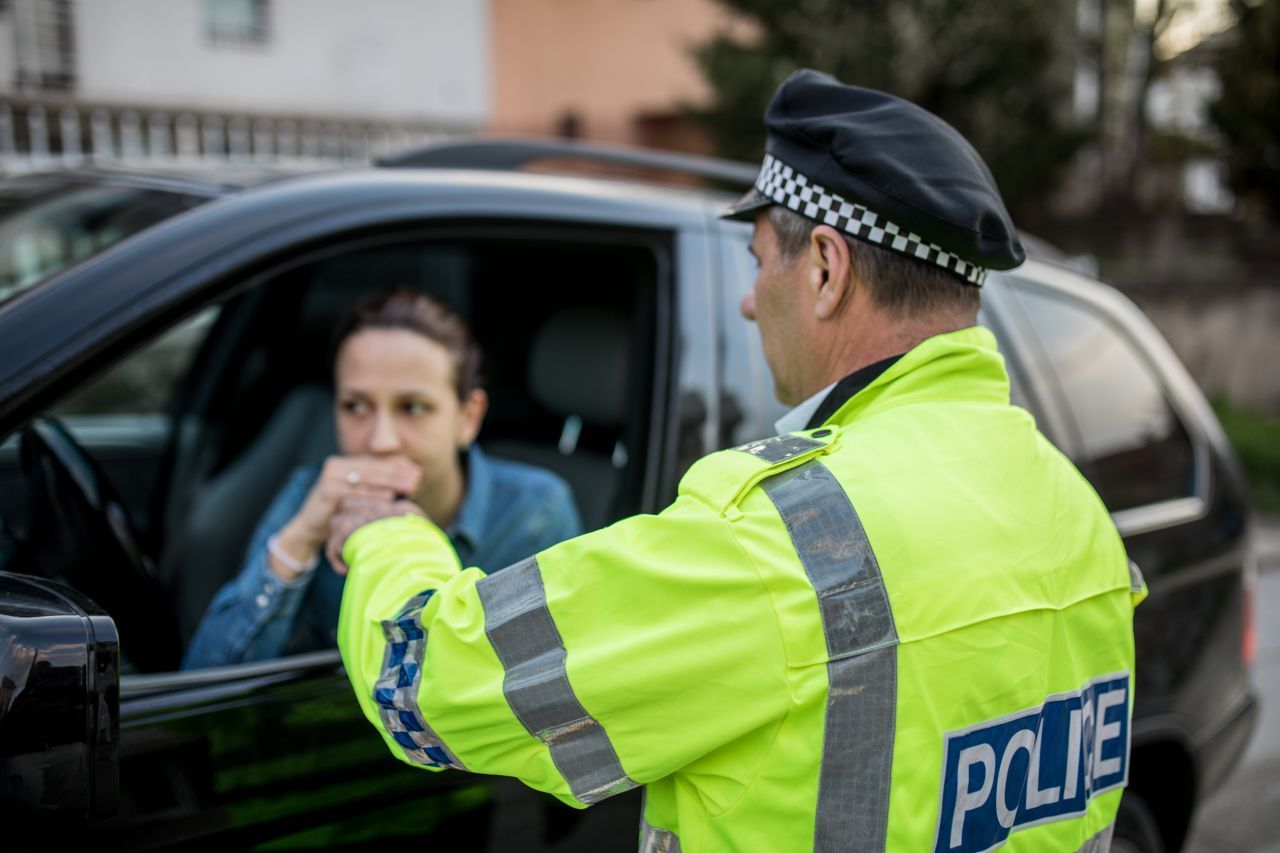 Bei einer Straßenverkehrskontrolle gibt es keine Pflicht, einen Atem-Alkoholtest zu machen. Allerdings können Polizeibeamte diesen anordnen - wenn es einen Anfangsverdacht gibt, die Fahrerin oder der Fahrer also etwa nach Alkohol riecht.