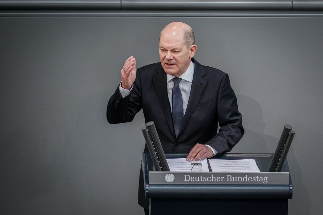 Bundeskanzler Olaf Scholz (SPD) gibt im Bundestag eine Regierungserklärung vor dem EU-Gipfel&nbsp; ab.