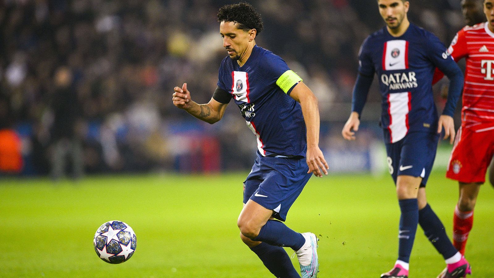 
                <strong>Marquinhos (Paris St. Germain)</strong><br>
                Der Kapitän der Franzosen agiert solide wie gewohnt, vor allem in der ersten Halbzeit hält der Brasilianer die Defensive von PSG noch sehr gut zusammen. Nach dem Seitenwechsel lässt aber auch Marquinhos gegen die immer wieder anrennenden Münchner die ein oder andere Chance zu. ran-Note: 3
              