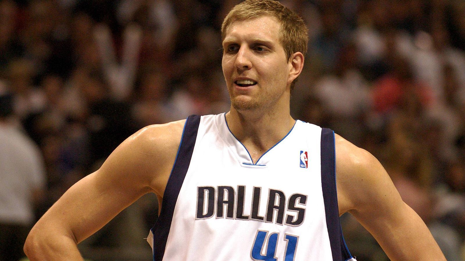 
                <strong>Dirk Nowitzki: Die Meilensteine seiner Karriere</strong><br>
                Nowitzki stellt im Dezember 2004 seinen bisherigen Karriere-Bestwert auf. 53 Punkte erzielt er gegen die Houston Rockets - gleichzeitig Vereinsrekord der Mavericks.
              