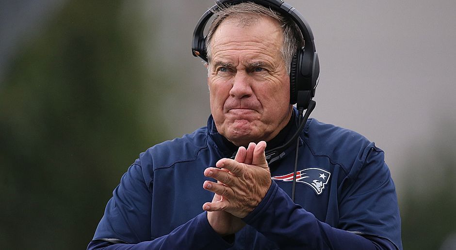 
                <strong>Bill Belichick (Head Coach der Patriots)</strong><br>
                Der stolze Vater kann den Höhepunkt der ersten gemeinsamen Saison kaum abwarten. "Das ist speziell. Es war absolut großartig, Steve dabei zu haben. Aber genauso Brian. Ich denke, es ist speziell", sagte Bill Belichick schon vor dem Abflug zum Super Bowl LI. Seit 2000 ist er Head Coach der Patriots und formte die Franchise zur erfolgreichsten des Jahrtausends. Zum siebten Mal steht New England seit seinem Amtsantritt im NFL-Endspiel. Vier Erfolge hat Belichick sr., dessen Vater Steve einst für die Detroit Lions auflief, schon gefeiert. Aber eben noch keinen gemeinsam mit seinen beiden Söhnen.
              