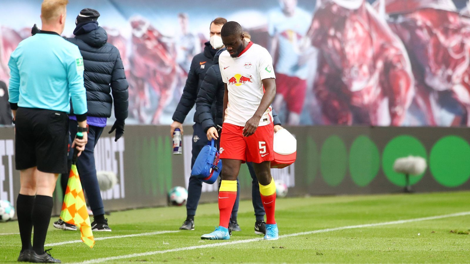 
                <strong>Sorgenkind des Spiels: Leipzigs Abwehrchef Dayot Upamecano</strong><br>
                Ohne Fremdeinwirkung hat sich Dayot Upamecano im Rasen vertreten. Der Franzose muss bereits in der 28. Minute ausgewechselt werden. Für ihn kommt Lukas Klostermann. Laut "Sky" handelt es sich bei Upamecano um Muskelprobleme im Oberschenkel. Eine genaue Diagnose steht noch aus.
              
