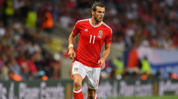 
                <strong>Angriff: Gareth Bale (Wales)</strong><br>
                Angriff: Gareth Bale (Wales). Dem Waliser gelangen in der Vorrunde zwei Freistoßtore (beide spielentscheidend) und ein Treffer beim 3:0-Sieg über Russland. So konnte Wales vor England Gruppensieger werden. Im Achtelfinale kommt es zum Duell mit Inselnachbar Nordirland.
              