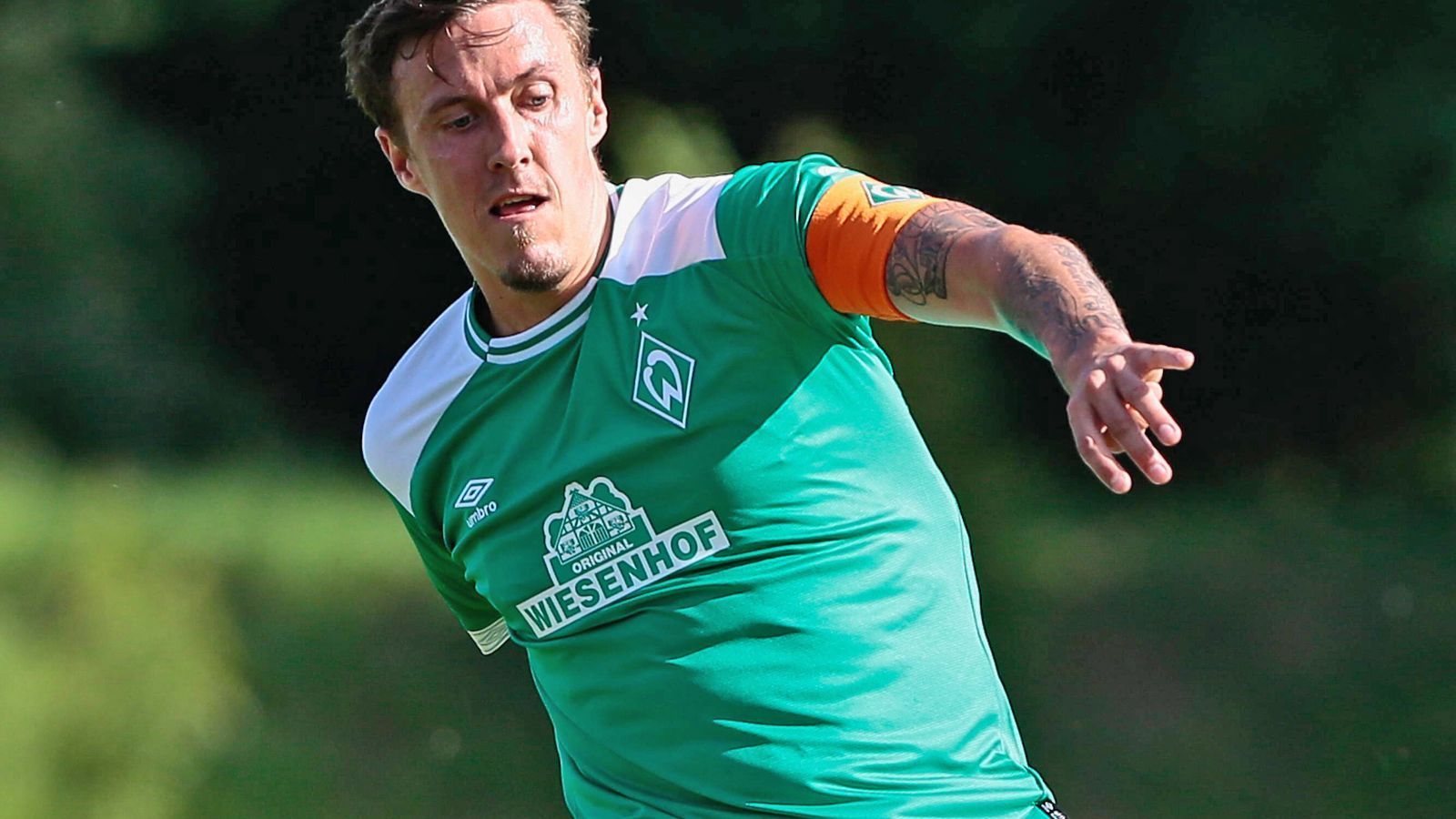 
                <strong>Max Kruse</strong><br>
                Na, wer hat sich denn da im Urlaub gehen lassen? Max Kruse ließ es sich offenbar ein bisschen zu gut gehen in der spielfreien Zeit, was nicht nur an seinem kleinen Bäuchlein zu erkennen ist. Die zusätzlichen (Kilo-)Gramm machen ihm auch im Spiel zu schaffen. In den bisherigen Testspielen konnte der Stürmer nicht überzeugen, die Fans machten sich laut "Bild" beim Spiel gegen Essen (0:1-Niederlage) gar über ihn lustig. Auch wenn Kruse noch nie ein Flitzer auf dem Rasen war: Mehr Training, weniger Essen würde ihm sicher guttun.
              