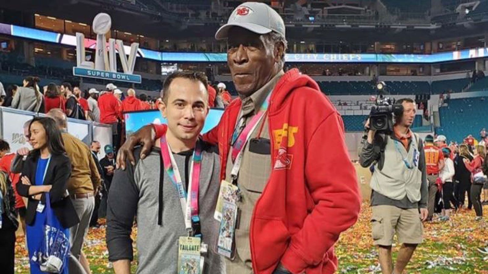 <strong>John Amos (Kansas City Chiefs) </strong><br>
                John Amos spielte in den 1960er-Jahren selbst jahrelang American Football, stand sogar kurzzeitig bei den Chiefs unter Vertrag. Zwar verlief seine anschließende Schauspiel-Karriere erfolgreicher, doch dem Sport blieb er trotzdem treu - selbstredend als Fan der Kansas City Chiefs.
