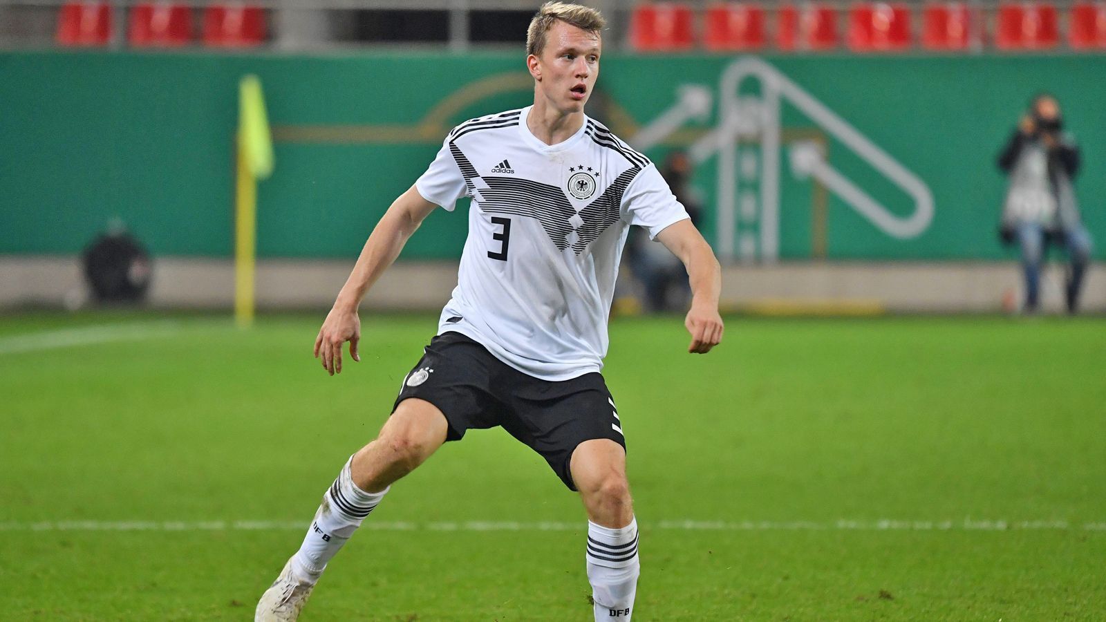 
                <strong>3 Lukas Klostermann</strong><br>
                Position: AbwehrVerein: RB LeipzigAlter: 23 JahreU21-Länderspiele: 17/2A-Länderspiele: 1/053 Bundesligaspiele/6 Tore, 52 Zweitligaspiele/2 Tore
              