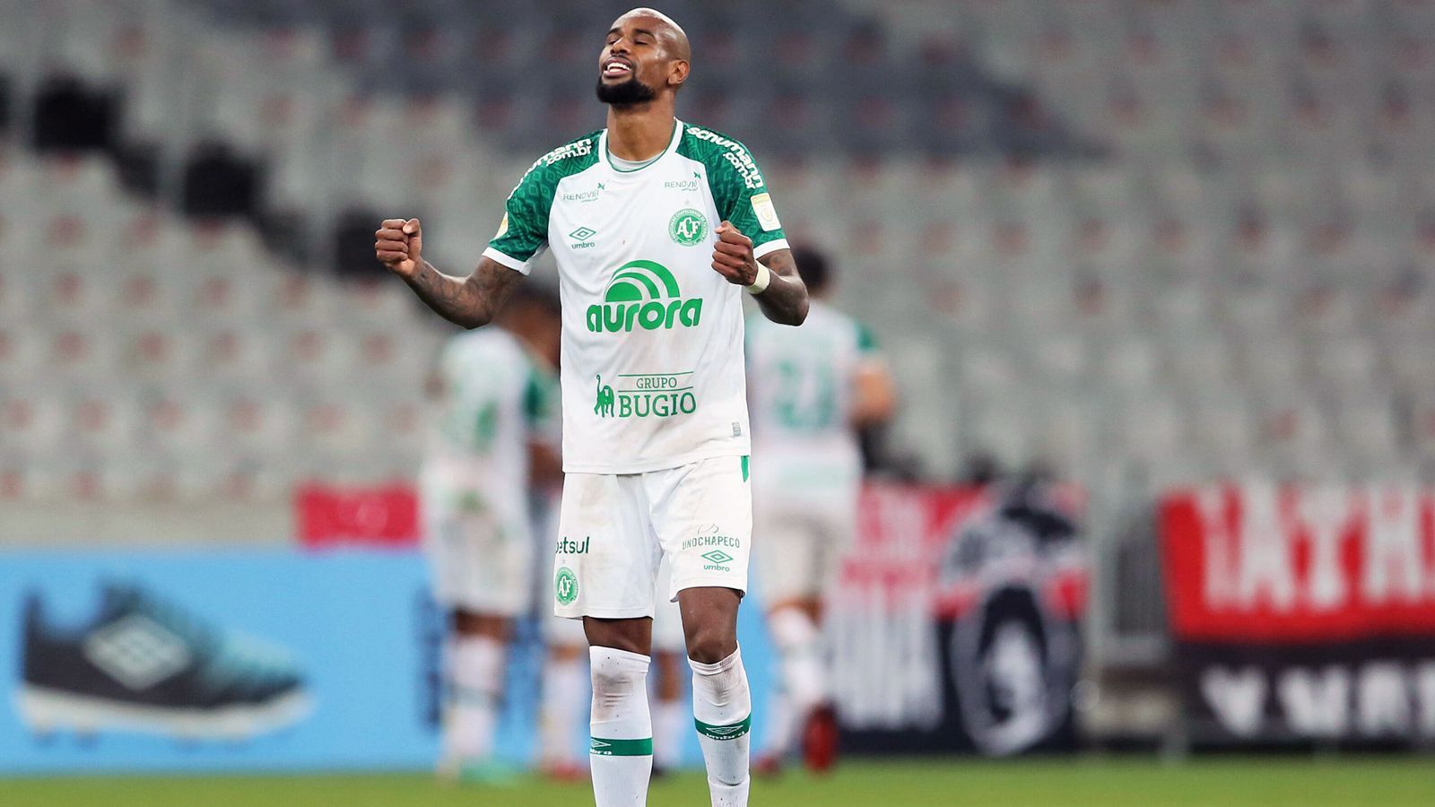 
                <strong>Felipe Santana (Chapecoense)</strong><br>
                Der frühere Schalker und Dortmunder Felipe Santana hat mittlerweile bei Chapecoense seine sportliche Heimat gefunden. Das ist jener Klub, der durch einen Flugzeugabsturz im November 2016 traurige Berühmtheit erlangte. Dabei starben fast alle Spieler und Betreuer. Seit 2018 schnürt der 35-jährige Santana nun schon die Schuhe für Chapecoense, schaffte mit dem Team den Wiederaufstieg. Derzeit sieht es aber wohl nach einem direkten Wiederabstieg aus, denn Chapecoense ist mit nur fünf Punkten nach 16 Partien abgeschlagen am Tabellenende. 
              