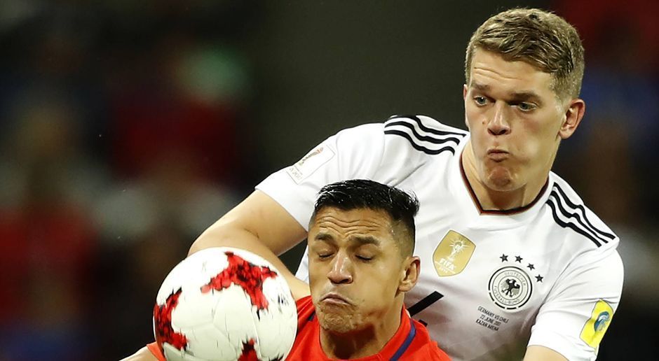 
                <strong>Matthias Ginter</strong><br>
                Muss als rechter Part der Abwehrkette Schwerstarbeit verrichten gegen Sanchez. Den Superstar des FC Arsenal bekommt der Weltmeister aus Dortmund nie wirklich in den Griff. Nach vorne gelingen ihm zumindest einige gute Aktionen. ran-Note: 4
              