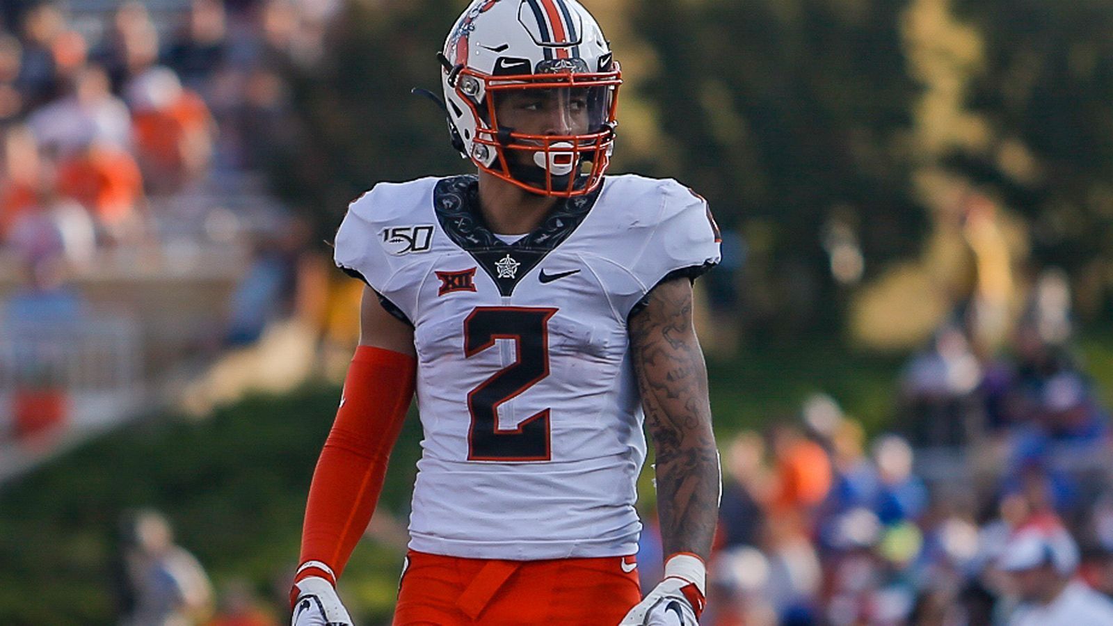 
                <strong>8. Tylan Wallace (Oklahoma State)</strong><br>
                Ein Kreuzbandriss stoppte Tylan Wallace 2019, zuvor hatte er bereits mit Knieproblemen zu kämpfen. Er konnte aber 2020 mit 59 Receptions, 922 Yards und sechs Touchdowns punkten. Seine Hände gehören zu den besten der Klasse von 2021, Wallace setzt seinen Körper intensiv ein, was er beim Senior Bowl nochmals eindrucksvoll unter Beweis stellte. Ist der Ball in der Luft, gibt es nur wenige Dinge, die ihn vom Fangen abhalten können. Die Verletzungshistorie könnte Teams allerdings zum Nachdenken bringen.
              