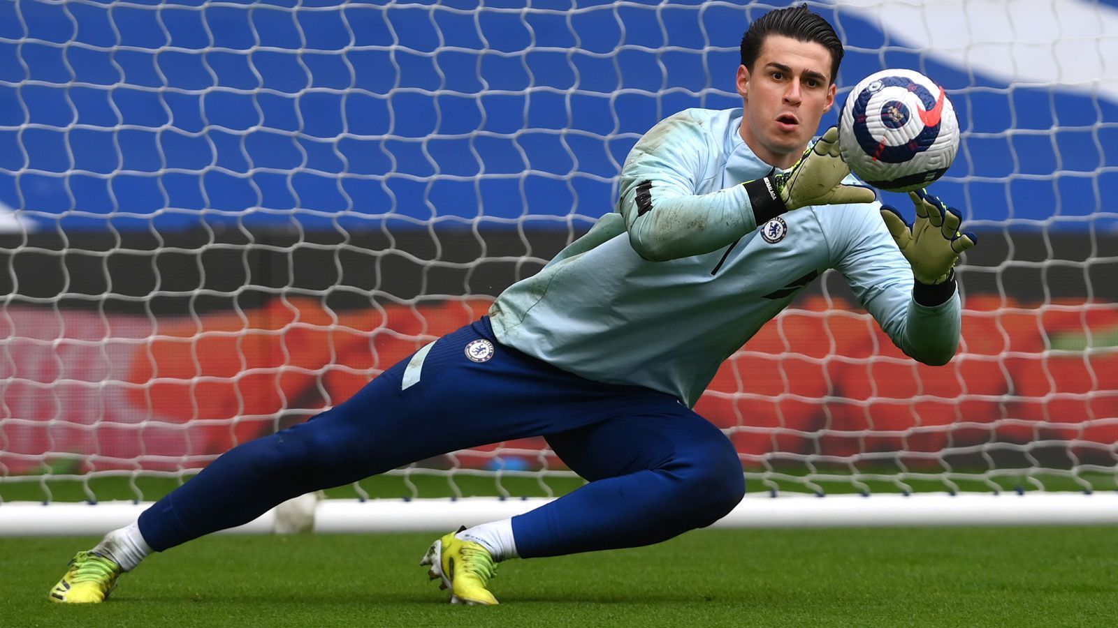 
                <strong>Kepa Arrizabalaga</strong><br>
                Noch immer darf sich Kepa Arrizabalaga als teuerster Torhüter der Welt bezeichnen. Denn die 80 Millionen Euro, die der FC Chelsea 2018 an Athletic Bilbao gezahlt haben soll, sind nach wie vor unübertroffen. Allerdings ist der Spanier seit geraumer Zeit auch der teuerste bankdrückende Keeper der Welt. Denn der vor der Saison aus Rennes geholte Edouard Mendy hat ihm längst den Rang abgelaufen. Nachzuvollziehen, dass Kepa als einer der ersten Verkaufskandidaten genannt wird. Allerdings ist sein Marktwert quasi in sich zusammengefallen, wird lediglich noch mit 11,7 Millionen Pfund (etwa 13,5 Millionen Euro) angegeben.
              