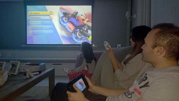 
                <strong>Andres Iniesta</strong><br>
                Dass Andres Iniesta ein ziemlich cooler Typ ist, wussten wir schon immer - aber so cool? Anscheinend verbringt der Star des FC Barcelona einen Teil der Weihnachtszeit auf der Couch und ... richtig!: Zockt Mario Kart. Einfach stark!
              