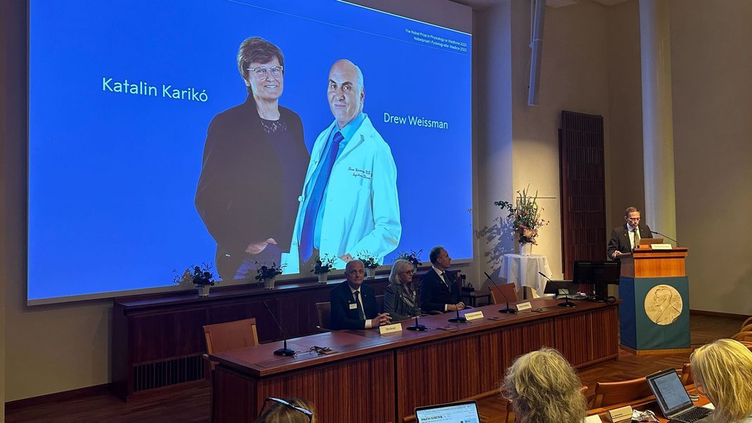 Der Nobelpreis für Medizin geht in diesem Jahr an die in Ungarn geborene Forscherin Katalin Kariko und den US-Amerikaner Drew Weissman für Grundlagen zur Entwicklung von mRNA-Impfstoffen gegen Covid-19. 