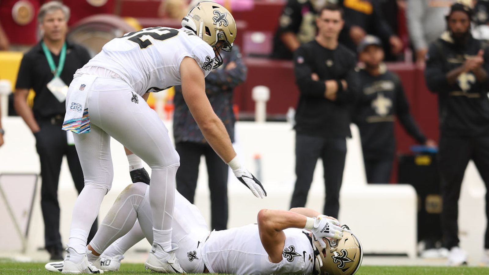 
                <strong>Bekommt Taysom Hill seine Chance?</strong><br>
                Die logische Alternative wäre Taysom Hill. Der 31-Jährige wurde zwar eher aufgrund seiner vielseitigen Einsatzmöglichkeiten (Spitzname: "Schweizer Taschenmesser") bekannt, liebäugelt aber schon länger mit der Position des Starting-Quarterbacks. Das Problem ist nur: Hill wurde nach Woche 5 aufgrund einer Gehirnerschütterung nicht mehr eingesetzt. Auch im Spiel gegen die Buccaneers war er inaktiv. Seine Genesung soll zwar voranschreiten, aber genügt das für einen Einsatz am kommenden Sonntag gegen die Atlanta Falcons? Zudem fehlt Hill die Routine. Er warf in seiner gesamten NFL-Karriere erst 138 Pässe. Immerhin: 97 davon fanden ihr Ziel. Vier Touchdown-Pässe stehen vier Interceptions gegenüber.
              