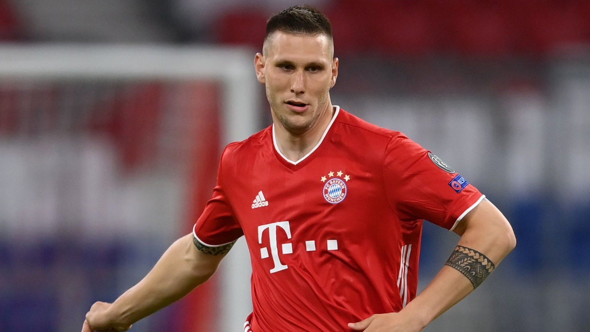 
                <strong>Niklas Süle</strong><br>
                Der deutsche Nationalspieler wird in der 63. Minute für den angeschlagenen Boateng eingewechselt und absolviert somit sein erstes Pflichtspielt seit Oktober 2019. Süle findet gut in die Partie, ist als Verteidiger zwar nicht groß gefordert, überzeugt aber direkt mit einem guten Spielverständnis und bringt vorne auch noch einen Ball auf das Tor. ran-Note: 3  
              