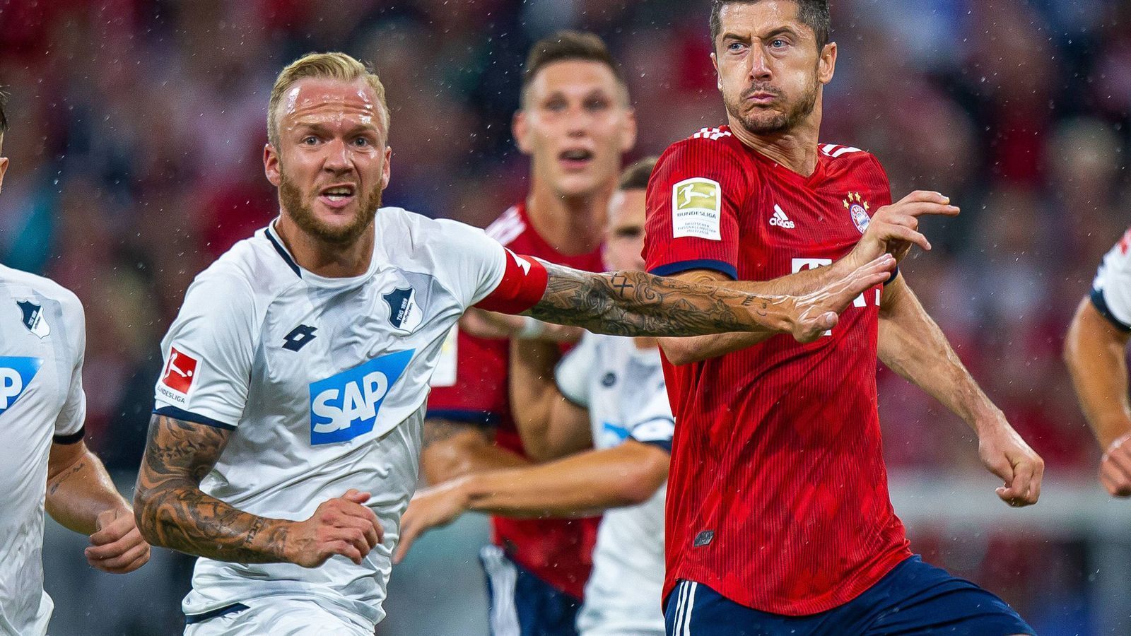 
                <strong>Kevin Vogt (1899 Hoffenheim)</strong><br>
                Der neue Kapitän und Routinier in Hoffenheims Dreierabwehrkette ist in der Allianz Arena nicht immer der erhoffte Stabilisator. Zunächst leitet er durch eine Slapstick-Aktion (der Ball fällt ihm auf den Rücken) eine Müller-Großchance ein, vor dem 0:1 springt Kevin Vogt entscheidend unter dem Ball durch. In der 37. Minute lässt sich Vogt von Coman tunneln und hat Glück, dass sein Keeper Baumann das lasche Abwehrverhalten des 1,94-Meter-Hünen ausbügelt. Das Ende für Vogts Saisonauftakt ist besonders bitter - er vom eigenen Keeper abgeräumt und muss in der 73. Minute raus. ran-Note: 4
              