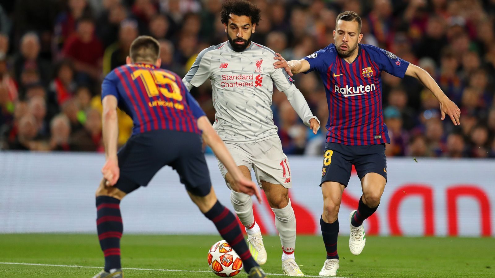 
                <strong>Mo Salah</strong><br>
                Sieht sich bei jedem Ballkontakt eng umringt von Barca-Verteidigern. Die Spanier wissen um den Formanstieg des ägyptischen Königs. Die verschärfte Bewachung (zur Not mit Fouls) erstickt einige seiner Dribblings im Ansatz. Salah ersucht es aber fleißig weiter und strahlt immer Gefahr aus. Belohnt sich beinahe mit einem gefährlichen Linksschuss für die Mühen. Nur ter Stegen, Barcelonas Torbewacher, ist nicht zu überwinden. Hat dann auch noch Pech mit dem Pfosten. ran-Note: 2
              