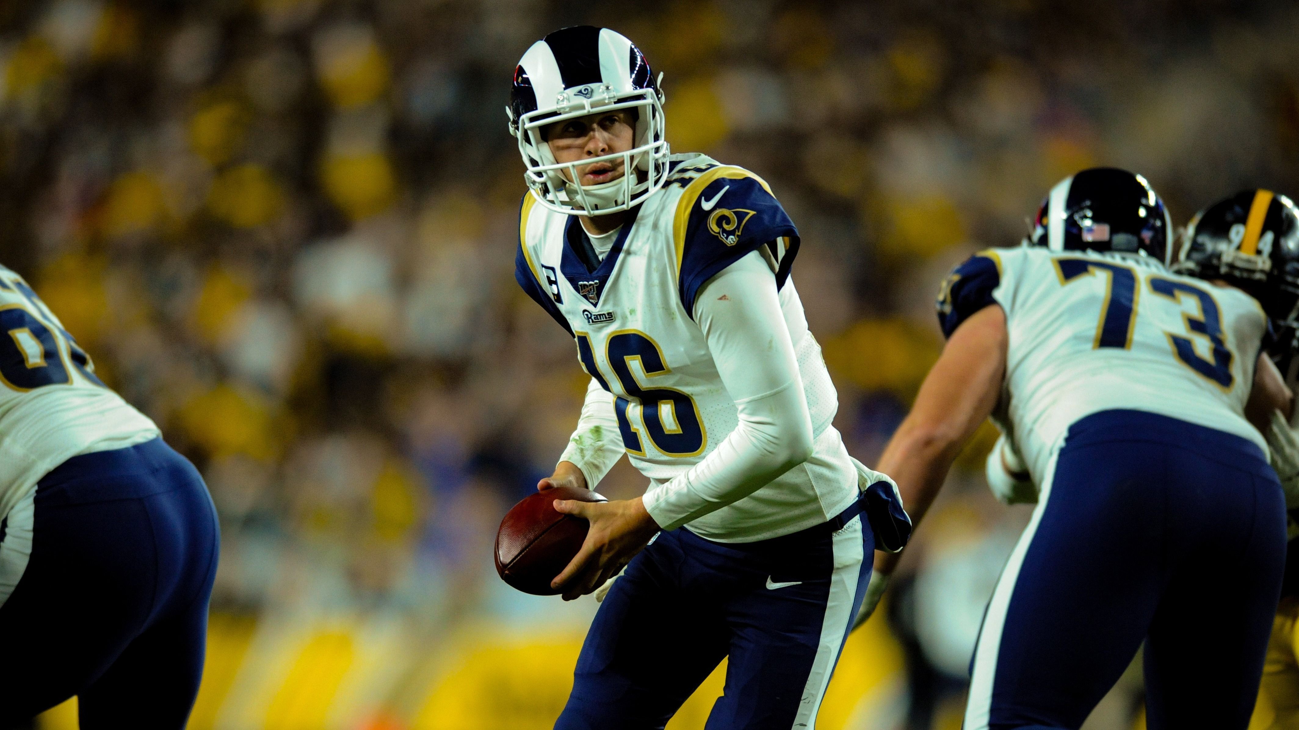 
                <strong>Verlierer: Jared Goff</strong><br>
                Ohne starkes Laufspiel wie im Vorjahr leidet auch das Passspiel der Los Angeles Rams. Gegen die Pittsburgh Steelers gelangen nur 88 Rushing Yards, dementsprechend musste Quarterback Jared Goff im Passspiel liefern – und das gegen DIE Passverteidigung der Stunde. Das Resultat waren 243 Passing Yards, kein Touchdown, vier Sacks und drei Turnover (zwei INTs, ein Lost Fumble). Goff steht nach Woche 10 bei mageren elf Touchdowns und neun Interceptions. Der Trend bei den Rams zeigt deutlich nach unten und mit einer Bilanz von 5-4 in der starken NFC West muss man sich wohl auf ein Jahr ohne Playoffs einstellen.
              