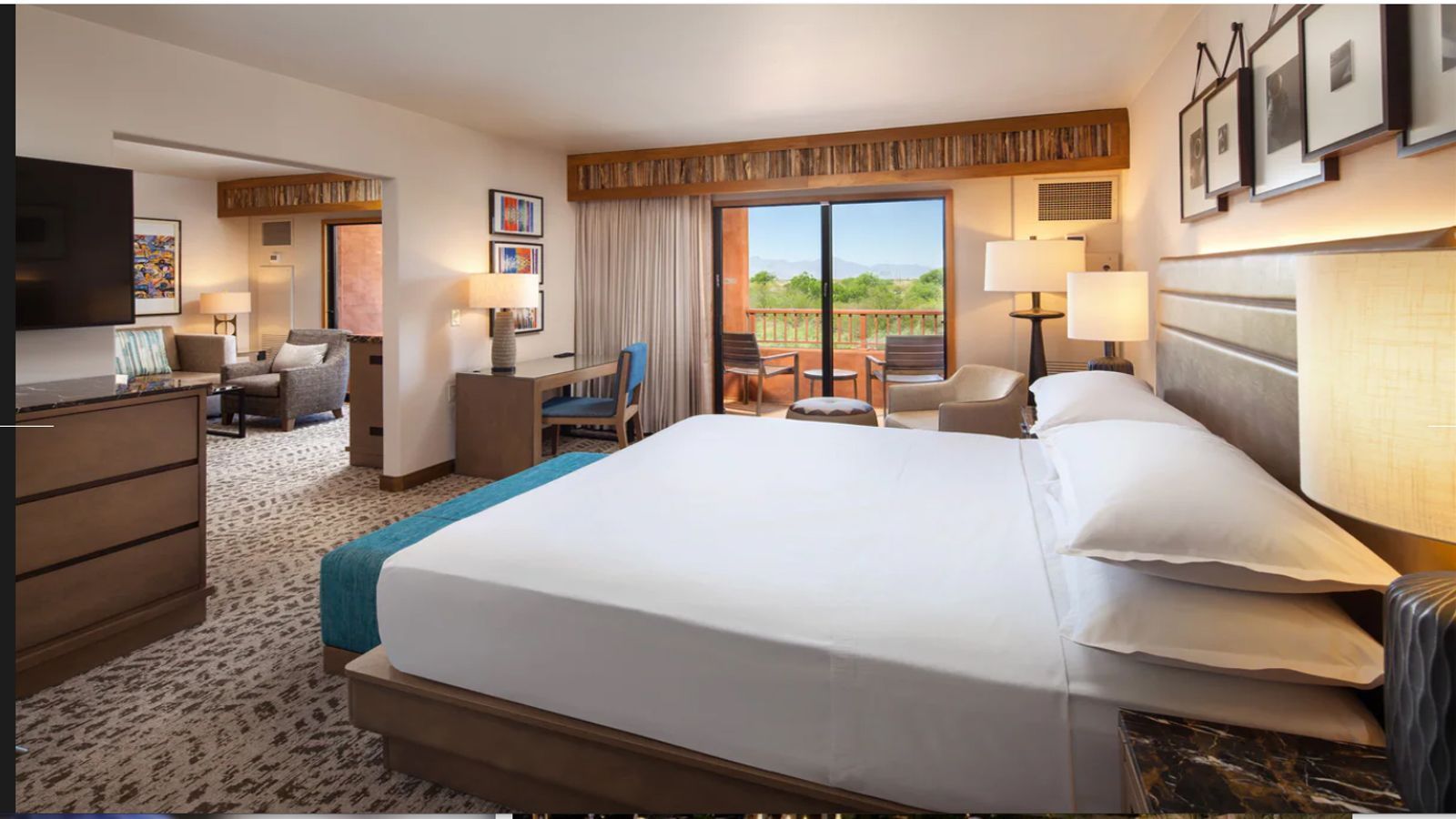 
                <strong>Philadelphia Eagles: Sheraton Grand at Wild Horse Pass  </strong><br>
                Eine "Deluxe-King-Suite" gibt es laut Hotelwebsite für 462 US-Dollar pro Nacht. Jedes Zimmer ist 35 Quadratmeter groß und hat neben einem 55-Zoll-Fernseher auch einen Balkon und eine Terrasse. Bei einem Aufenthalt vom 5. bis 13. Februar, dem Morgen nach dem Super Bowl, würden pro Person 3.696 Dollar fällig werden.
              