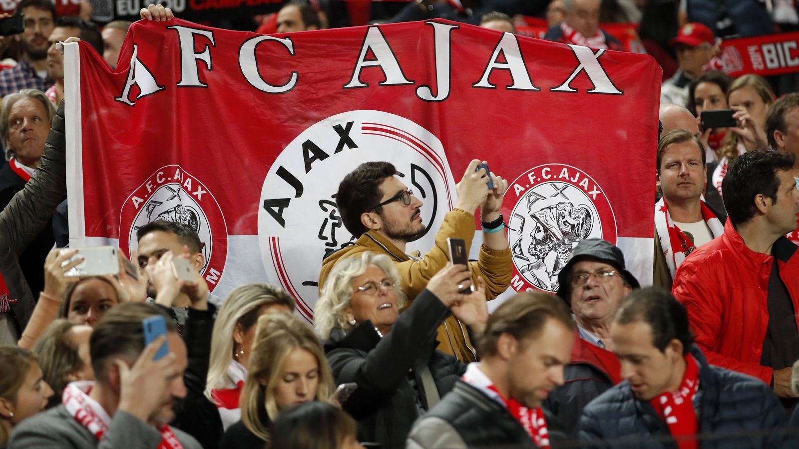 
                <strong>Platz 18 - Ajax Amsterdam</strong><br>
                Zuschauerschnitt: 52.987Stadion: Johan Cruijff ArenA (54.033 Plätze)Liga: EredivisieLand: Niederlande
              