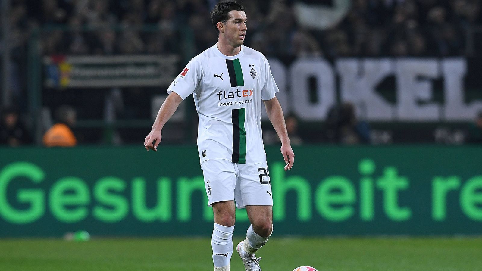 
                <strong>Joe Scally</strong><br>
                Bei Joe Scally soll die Zukunft von Angeboten der Konkurrenz abhängig sein. Interesse soll es aus der Premier League geben – eine hohe Offerte würden die Gladbach-Bosse wohl nicht ablehnen und Scally dafür verkaufen. Der Kontrakt des US-Amerikaners läuft bis Sommer 2026.
              