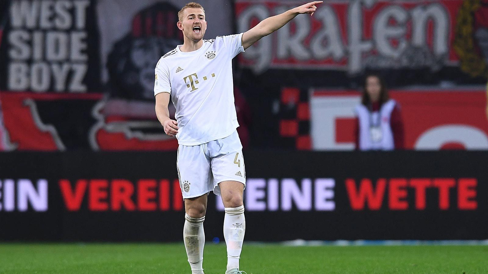 
                <strong>Mathijs de Ligt (FC Bayern München)</strong><br>
                Thomas Tuchel kann in seinem ersten Spiel als Bayern-Trainer auf Mathijs de Ligt zählen. Die Virusinfektion, wegen der der Innenverteidiger zwischenzeitlich von der niederländischen Nationalmannschaft abgereist war, ist auskuriert. Gegen Gibraltar stand der 23-Jährige bereits wieder für die "Elftal" auf dem Platz.
              