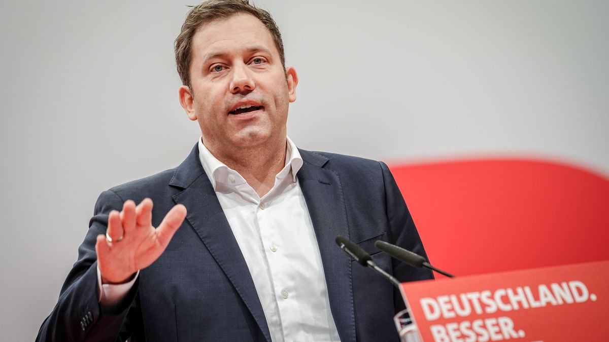 Lars Klingbeil, SPD-Bundesvorsitzender, spricht beim ordentlichen Bundesparteitag der SPD auf dem Berliner Messegelände.