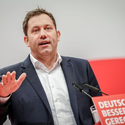 Lars Klingbeil, SPD-Bundesvorsitzender, spricht beim ordentlichen Bundesparteitag der SPD auf dem Berliner Messegelände.