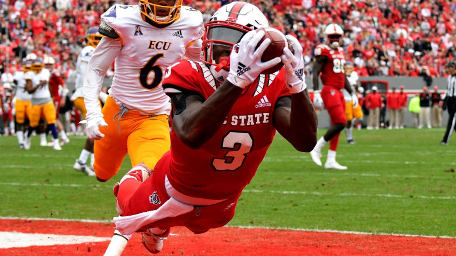 
                <strong>Kelvin Harmon (NC State)</strong><br>
                Der 1,90 Meter große Passempfänger war im Spiel von North Carolina State ein wesentlicher Faktor, hatte alleine in der vergangenen Spielzeit 1186 Yards und 7 Touchdowns zu verbuchen. Seine Schnelligkeit und Explosivität sind zwar lediglich Durchschnitt, sodass er sich nur schwer aus einer engen Manndeckung befreien kann. Dafür aber ist er ein sicherer Fänger und bringt seine physische Stärke ein.
              