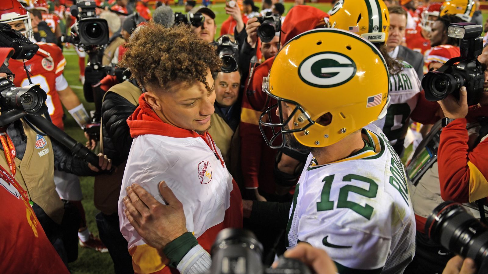 
                <strong>Kansas City Chiefs </strong><br>
                1990 besuchten die Chiefs Deutschland im Rahmen ihrer Preseason beim American Bowl in Berlin. "Wir freuen uns darauf, engere Beziehungen mit den Fans in Deutschland und Mexiko einzugehen und wollen weiter daran arbeiten, das beste des "Chiefs Kingdom" in der ganzen Welt zu teilen", betont Clark Hunt auf der Website der Chiefs. Neben dem deutschen Markt hat sich die Franchise auch die Rechte an dem mexikanischen Markt gesichert.
              