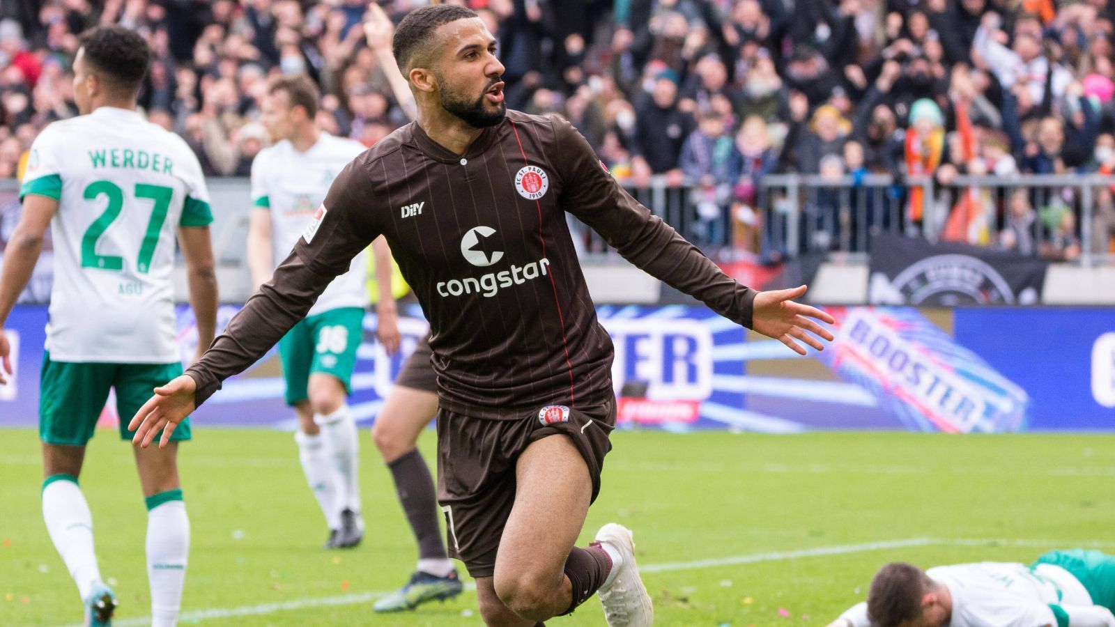 
                <strong>Daniel Kyereh (FC St. Pauli)</strong><br>
                Für noch mehr Torgefahr als der linke Verteidiger sorgt natürlich der offensive Mittelfeldmotor der Kiezkicker, Daniel Kyereh. Der Rechtsfuß ist neben Schalkes Bülter der einzige Spieler in Liga zwei, der auf eine zweistellige Anzahl Tore (11) und Vorlagen (10) kommt. Bei ihm brauchen sich die Pauli-Fans eigentlich keine Sorgen zu machen, dass er nicht liefert, doch nach seinem verletzungsbedingten Ausfall gegen Sandhausen (1:1) droht auch ein Ausfall im Top-Duell mit Darmstadt. St. Pauli braucht ihn zwingend, um aufzusteigen.
              