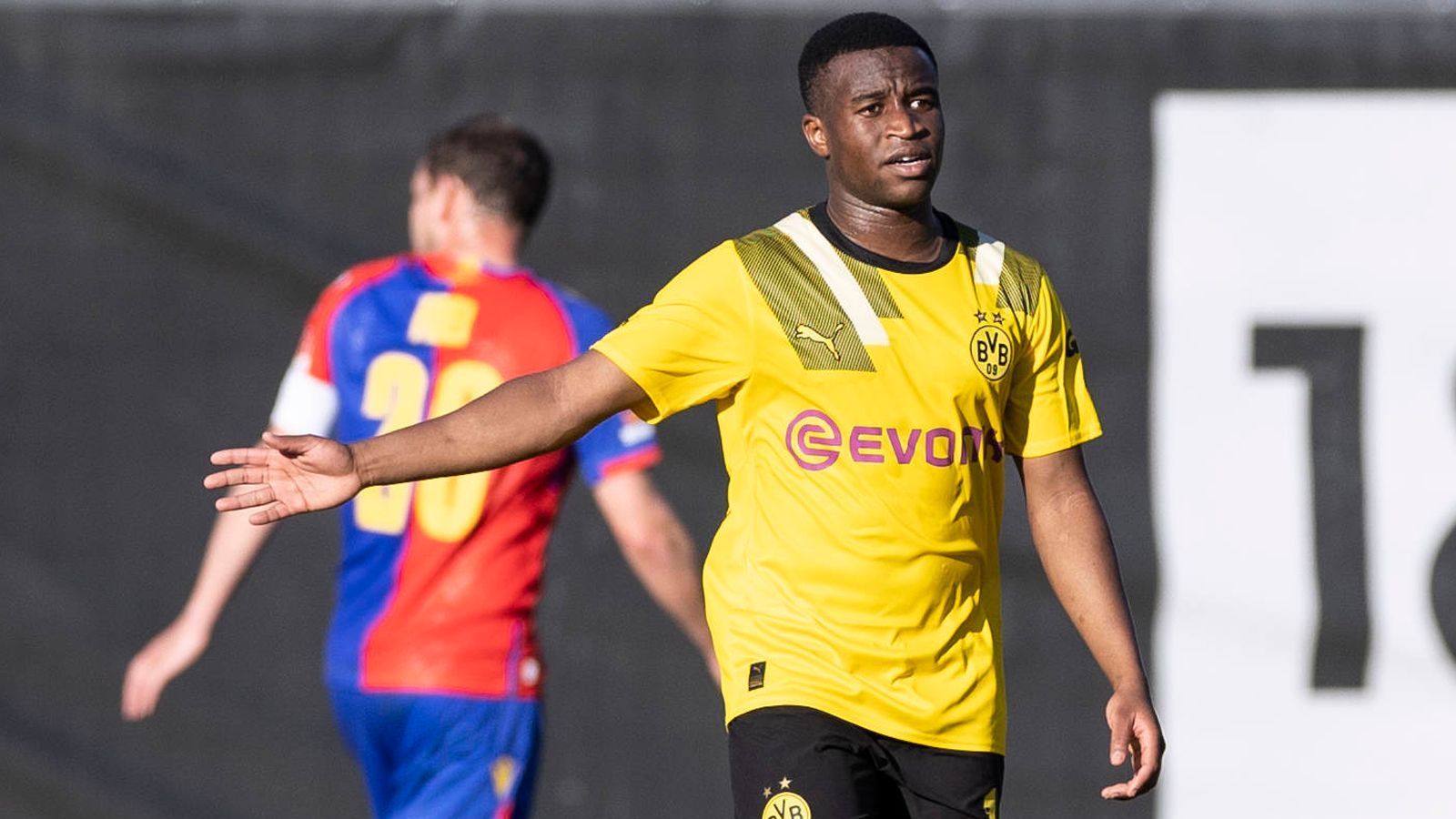 
                <strong>Youssoufa Moukoko</strong><br>
                Nach längerem Tauziehen hat Borussia Dortmund die erhoffte Unterschrift von Youssoufa Moukoko unter einen neuen Vertrag erhalten. Der deutsche Nationalspieler verlängert Anfang 2023 um drei Jahre bis  beim BVB - laut Medienberichten sogar ohne Ausstiegsklausel. 
              