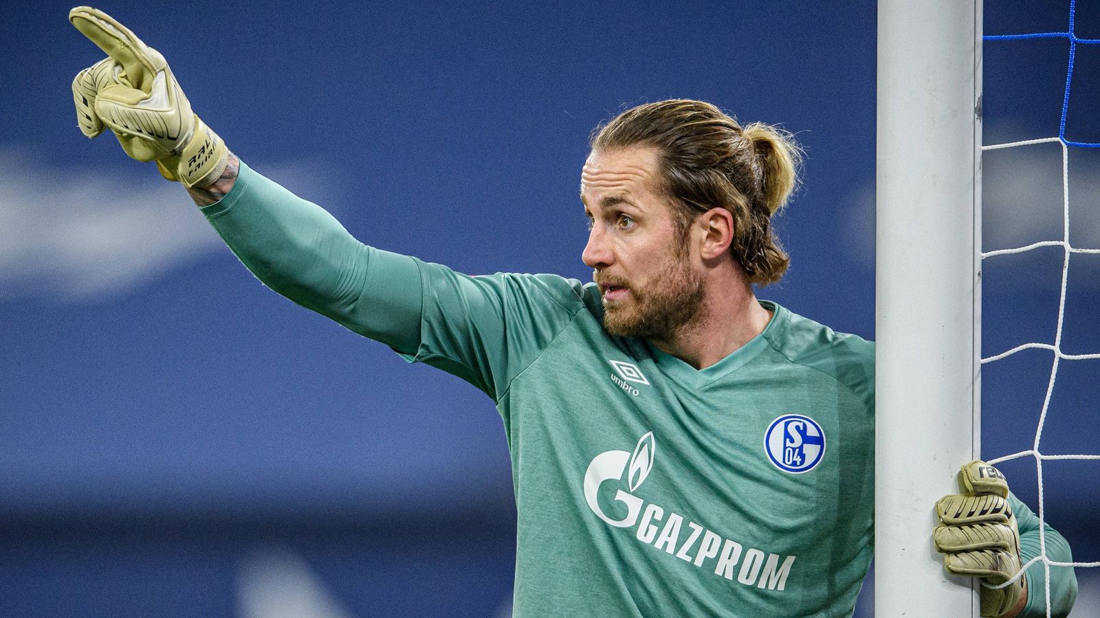 
                <strong>Torwart: Ralf Fährmann</strong><br>
                Ralf Fährmann steht noch bis 2023 bei Schalke unter Vertrag. Als Identifikationsfigur könnte er eine wichtige Rolle bei der Mission Wiederaufstieg einnehmen. Markus Schubert, der an Eintracht Frankfurt verliehen wurde, kehrt im Sommer voraussichtlich nach Gelsenkirchen zurück und wäre eine Alternative.
              