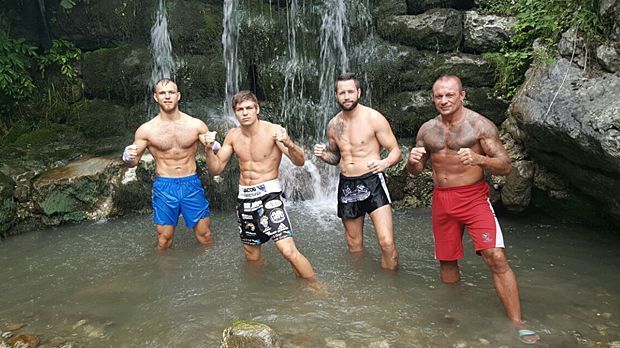 
                <strong>Abkühlung im Wasser</strong><br>
                Nach dem Training dürfen sich Vincent Feigenbutz und seine Sparrings-Partner aber auch mal eine Pause genehmigen. Zur Abkühlung geht es dann ins Wasser - natürlich unter freiem Himmel.
              