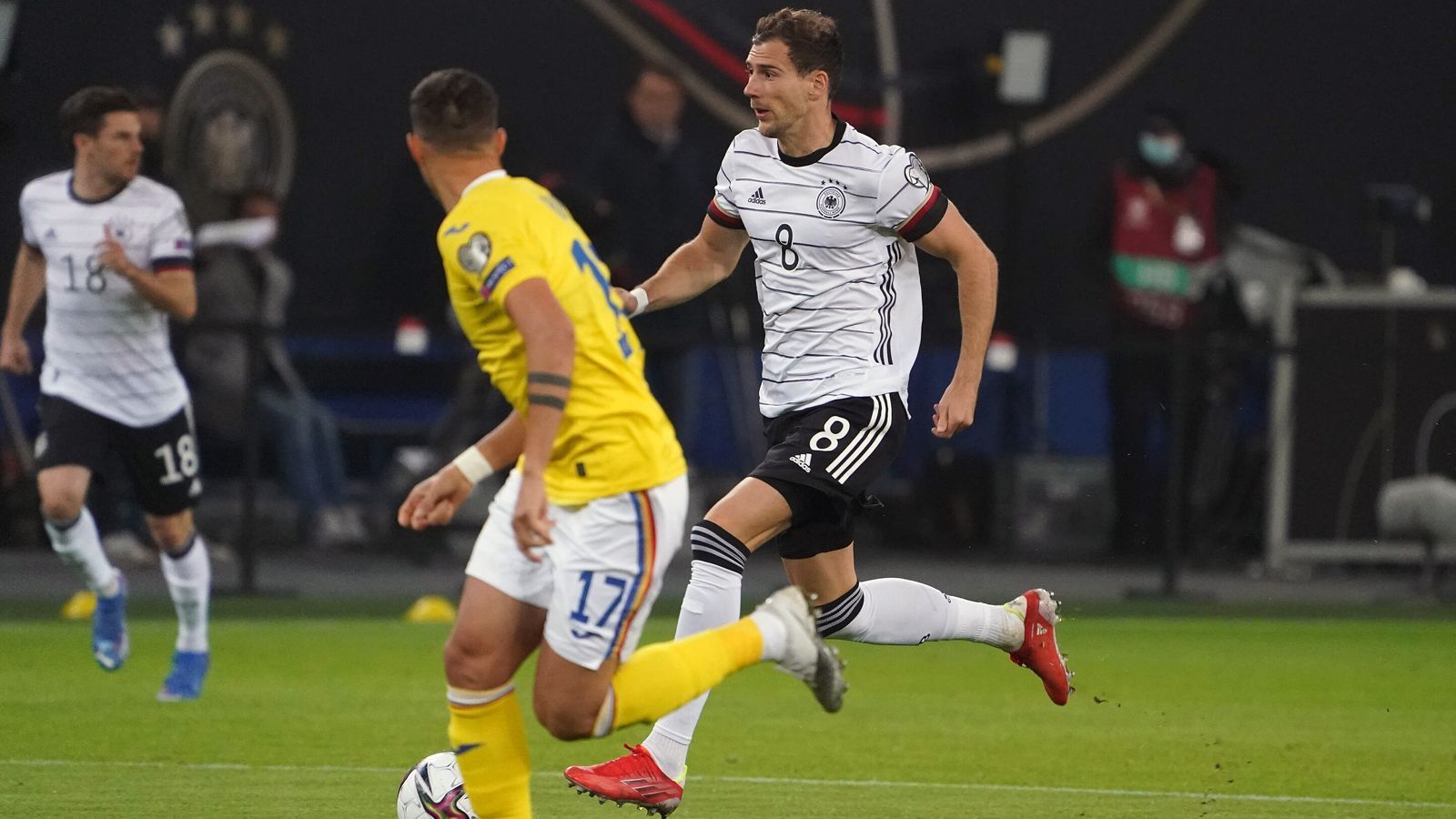 
                <strong>Leon Goretzka</strong><br>
                Kommt beim ersten rumänischen Treffer zu spät, ansonsten ein unauffälliger Auftritt des Bayern-Profis in Halbzeit eins. Nach der Pause leitet er den DFB-Ausgleich mit seinem Lauf auf der linken Seite ein und wirkt auch defensiv stabiler. ran-Note: 3
              