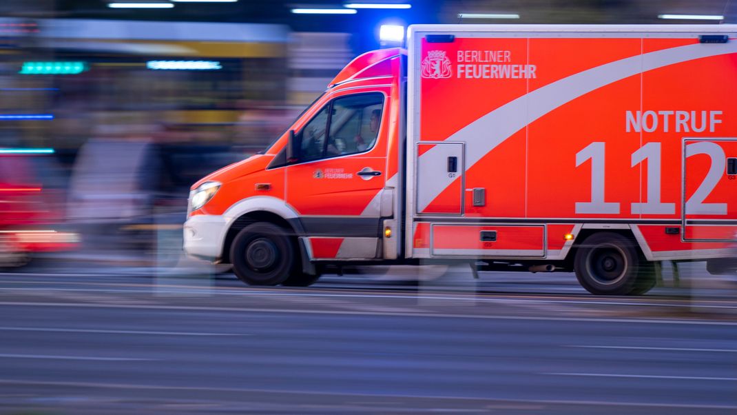 Symbolbild. Ein zweijähriger Junge ist im heimischen Gartenpool ertrunken. Trotz alarmierter Rettungskräfte blieben alle Reanimationsmaßnahmen erfolglos.