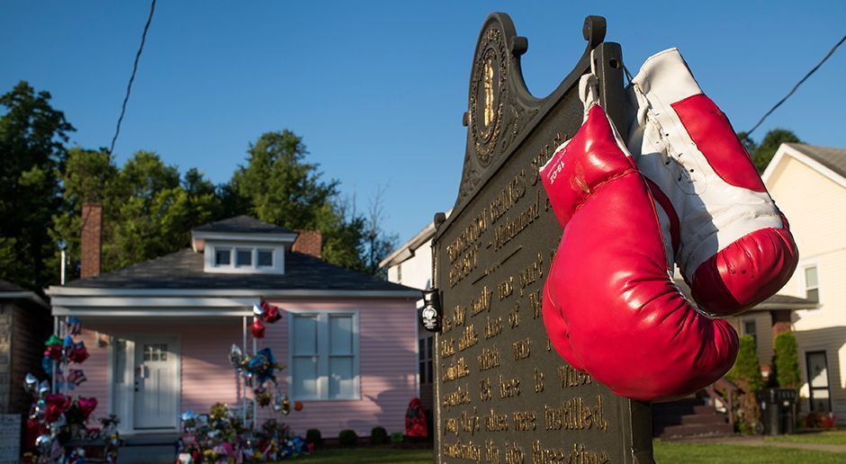 
                <strong>Muhammad Ali</strong><br>
                Muhammad Ali tritt seinen letzten Weg an. Seine Heimatstadt Louisville erweist "The Greatest of all Time" am Freitag die letzte Ehre und strömt in Scharen auf die Straßen, um der Beisetzung des größten Boxers aller Zeiten beizuwohnen.
              