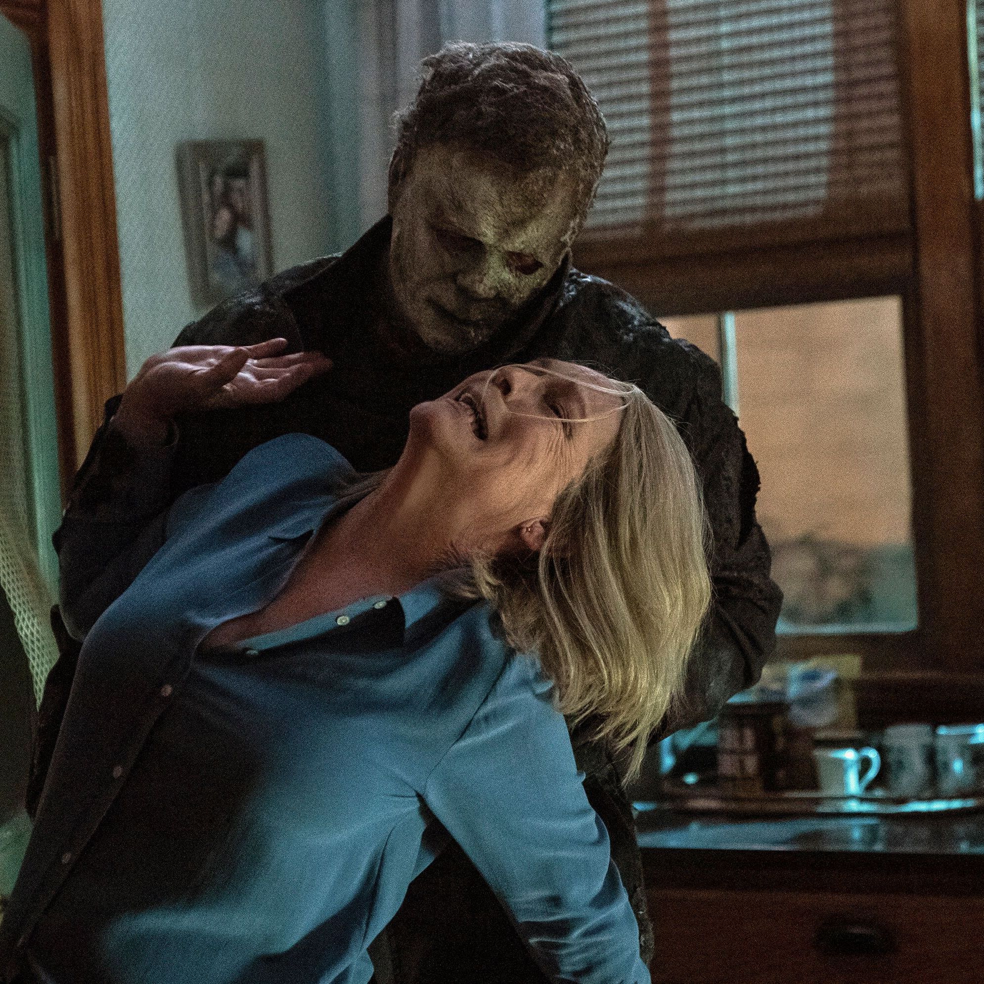 Jamie Lee Curtis wird in "Halloween Ends" von eine Monster attackiert. Sie hat todesangst.