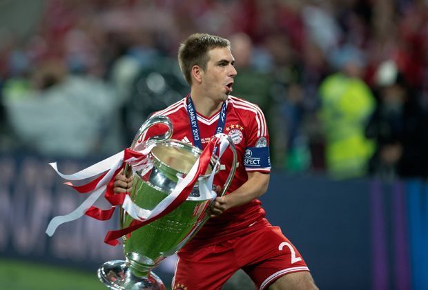 
                <strong>Philipp Lahm</strong><br>
                Der einzige Deutsche in unserer Auswahl heißt Philipp Lahm. 2013 konnte sich der Defensiv-Allrounder in die Liste der Champions-League-Sieger eintragen. Das Finale gewann Bayern München 2:1 gegen Borussia Dortmund. Nun kann nur noch eine Person diese Top 10 komplettieren und zwar ...
              