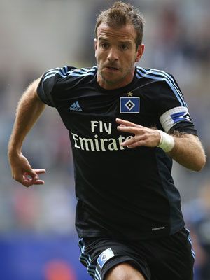 
                <strong>Hamburger SV Auswärtstrikot</strong><br>
                Das neue Auswärtsdress scheint den Hamburgern Glück zu bringen. Bei der Premiere der dunkelblauen Leibchen beim Finale des Nordcups gegen den FC Kopenhagen sicherten sich die Hanseaten gleich den ersten Titel der Saison. So kann es aus HSV-Sicht gerne weitergehen
              