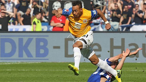 
                <strong>Karim Bellarabi (Eintracht Braunschweig)</strong><br>
                Karim Bellarabi (Eintracht Braunschweig) - 2011 wechselt Bellarabi ablösefrei von Braunschweig nach Leverkusen. Bei der Werkself setzt sich der Flügel-Flitzer im ersten Jahr nicht durch. Daraufhin wird er für ein Jahr an die alte Wirkungsstätte ausgeliehen. Fortan entwickelt sich der 25-Jährige hervorragend und überzeugt auf ganzer Linie.
              