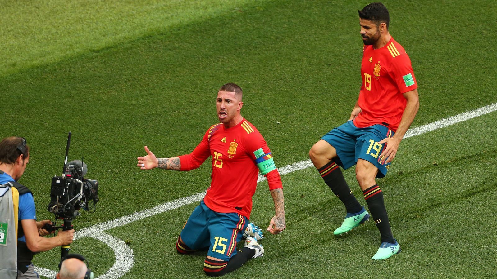 
                <strong>So krass feiert Ramos das russische Eigentor</strong><br>
                Seine Mitspieler haben die Verfolgung aufgenommen. Sie sind offenbar auf Ramos' dreiste Lüge, er habe das Tor gemacht, hereingefallen.
              