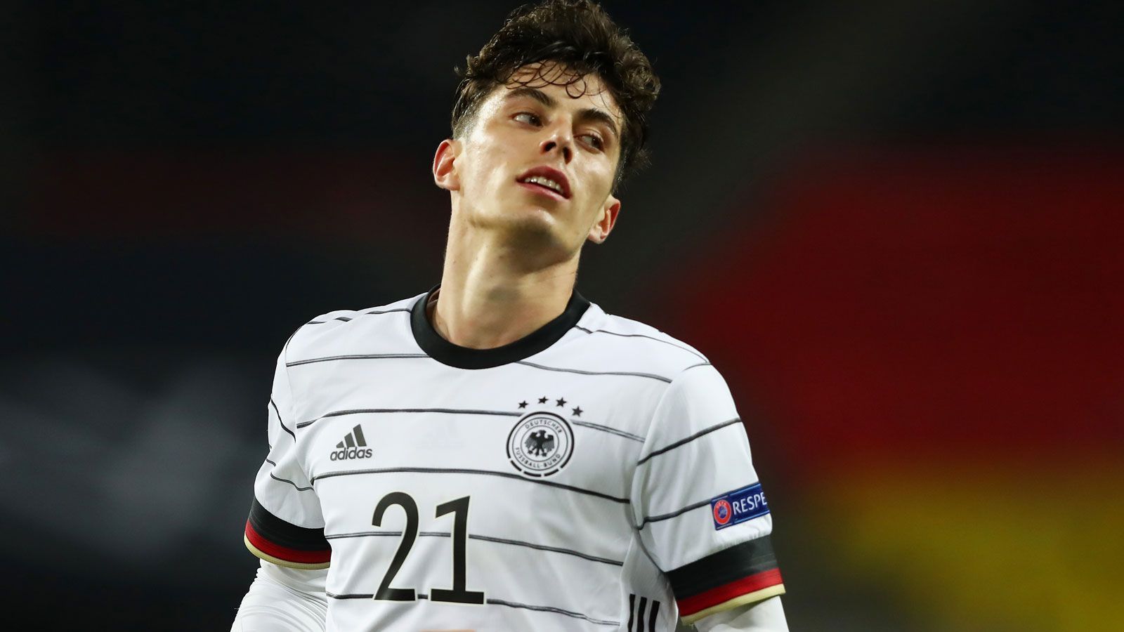 
                <strong>Angriff: Kai Havertz (FC Chelsea)</strong><br>
                Zugegeben, mit der Nominierung von Kai Havertz habe ich mich ziemlich schwer getan. Zuletzt konnte Tuchel den ehemaligen Leverkusener wieder in die Spur bringen, insgesamt betrachtet blieb der 21-Jährige in seiner ersten Premier-League-Saison aber unter seinen Möglichkeiten. An guten Tagen ist er dennoch ein Unterschiedsspieler mit genialen Momenten und sichert sich deshalb knapp vor dem Gladbacher Lars Stindl einen Kaderplatz.
              