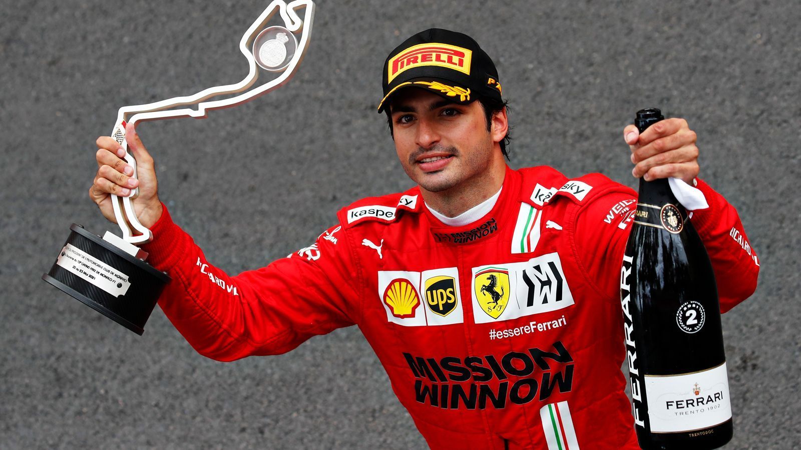 
                <strong>Gewinner: Carlos Sainz</strong><br>
                Nach dem bitteren Leclerc-Ausfall vor dem Rennstart ist Sainz Ferraris einziges Pferd im Rennen. Und der Spanier hält dem Druck stand und sorgt als Zweiter für das erste Scuderia-Podium der Saison. Nach dem durchwachsenen Start ein Befreiungsschlag für den Neuling im Team, der bei der Siegerehrung dann auch noch seine Bromance mit Ex-Teamkollege Lando Norris auskosten kann.
              