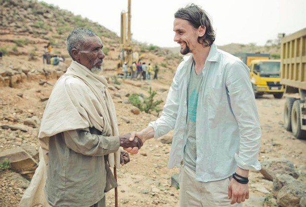 
                <strong>Neven Subotic als Entwicklungshelfer</strong><br>
                Der Bundesliga-Star gibt sich in Äthiopien ganz locker und volksnah - und die Menschen in diesem afrikanischen Land danken ihm für seine Hilfe sichtlich von Herzen.
              